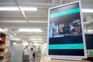 Infonäyttö myymälän tiskillä